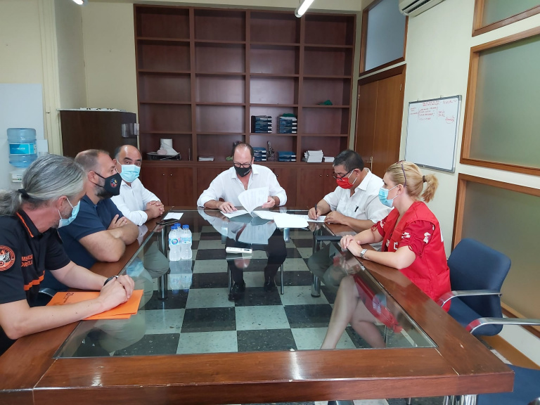 Firma de un convenio de colaboración entre el Ayuntamiento y Cruz Roja ...
